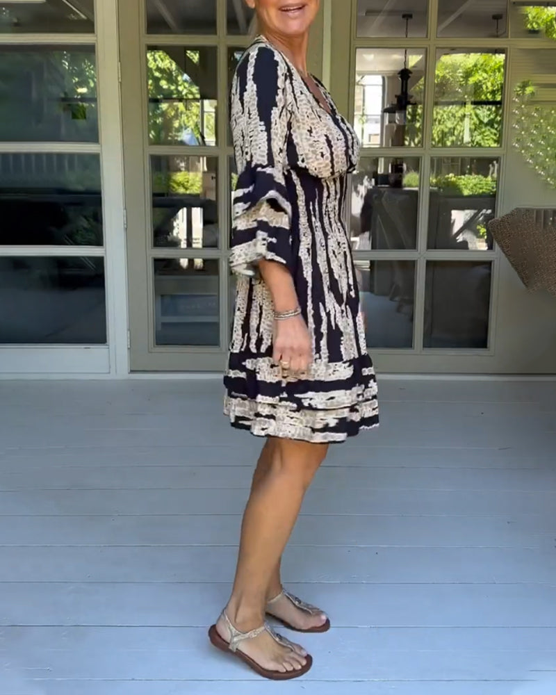 Kleid mit V-Ausschnitt und 3/4-Ärmeln