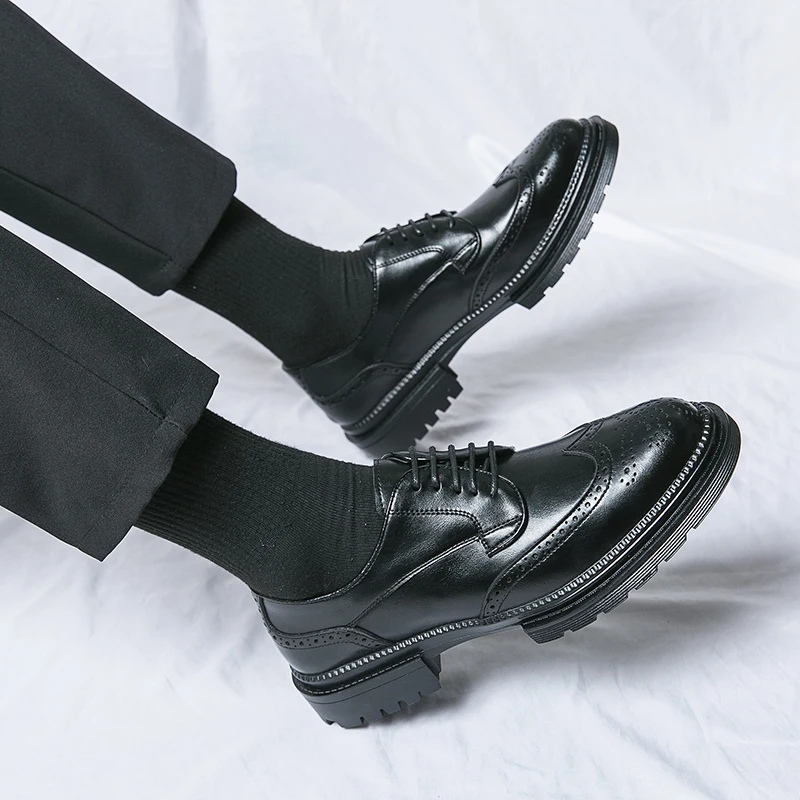 WW | Modische Herrenschuhe Mit Brogue Design Und Robuster Sohle