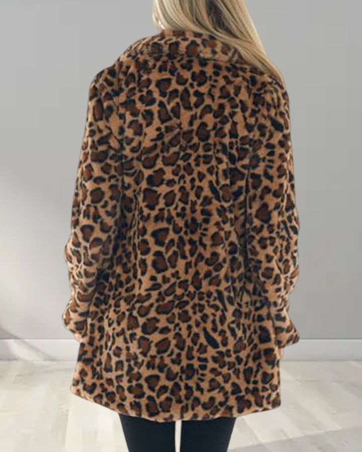 WildElegance: Plüschjacke mit Leopardenmuster