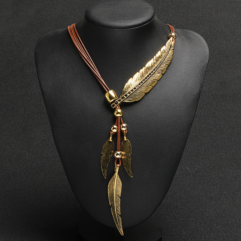 WW | Goldene Feder Halskette Im Boho Stil