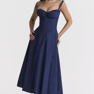 WW geschnittenes Trägerkleid für Damen mit französischem Flair und verführerischem Hüftschlitz