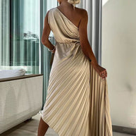 WW | Romantische Nächte Satin Erhabenes Blumen Elastisches Cutout Ein-Schulter Plissee Maxi Kleid