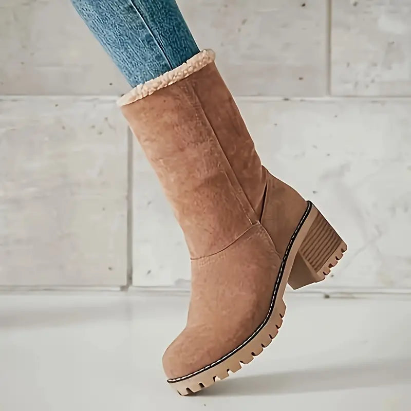 Schneestiefel mit klobigem Absatz und halbhoher Sohle