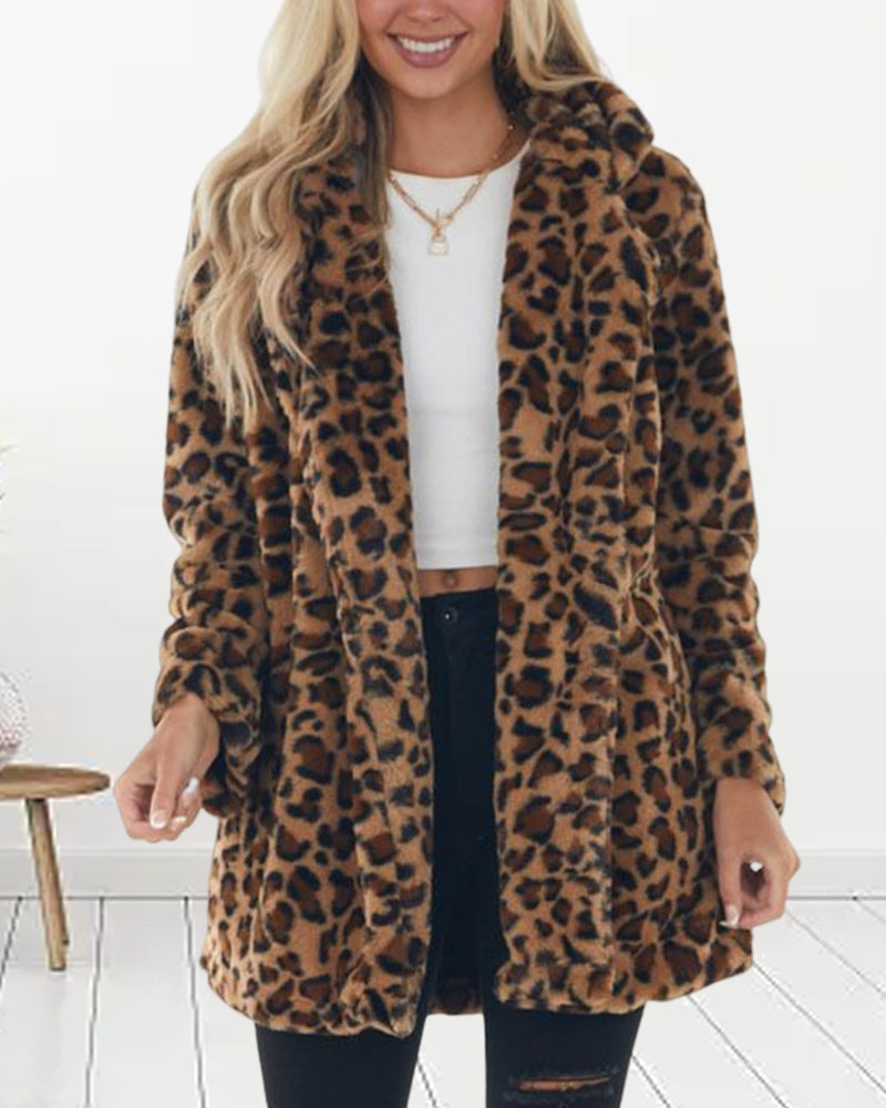WildElegance: Plüschjacke mit Leopardenmuster