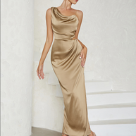 Asymmetrisches, figurbetontes Maxikleid mit hohem Schlitz | Braun