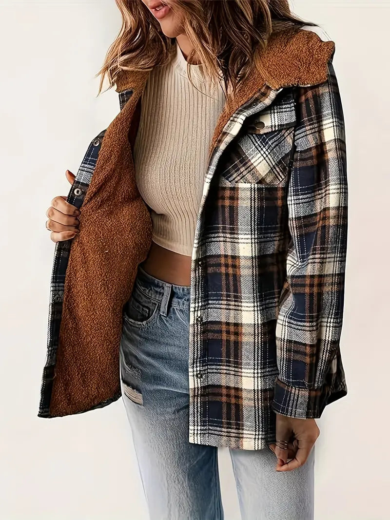 Warme Jacke mit Kapuze und Reißverschluss
