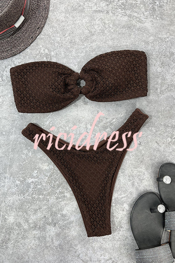 Figurbetonter Bandeau-Bikini mit Ringausschnitt