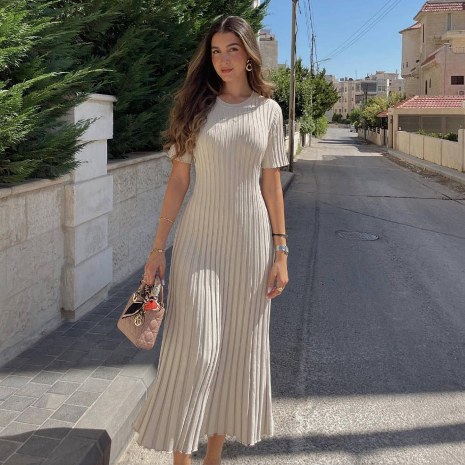 WW-Strickkleid mit schmaler Taille und Streifenmuster
