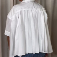 WW | Weiße Kurzärmelige Bluse mit Plissiertem Rücken