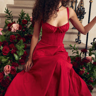 WW geschnittenes Trägerkleid für Damen mit französischem Flair und verführerischem Hüftschlitz
