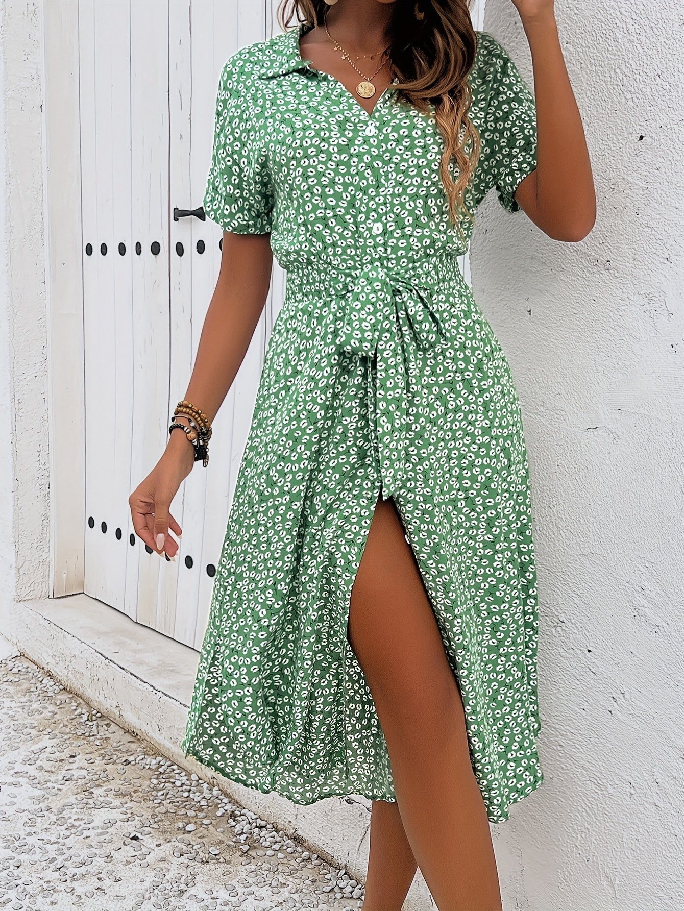 WW | Elegantes Midikleid mit Blumen und Gürtel, Kurze Ärmel, Knopfverschluss