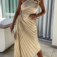 WW | Romantische Nächte Satin Erhabenes Blumen Elastisches Cutout Ein-Schulter Plissee Maxi Kleid