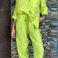 Hemd mit V-Ausschnitt und Hose aus Baumwolle