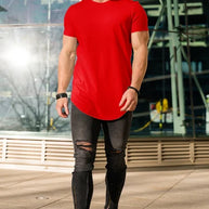 Ein Mann trägt ein leuchtend rotes T-Shirt mit einem Glasgebäude im Hintergrund.