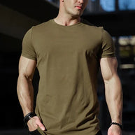 Ein Mann trägt ein armeegrünes Essential T-Shirt mit tiefem Schnitt