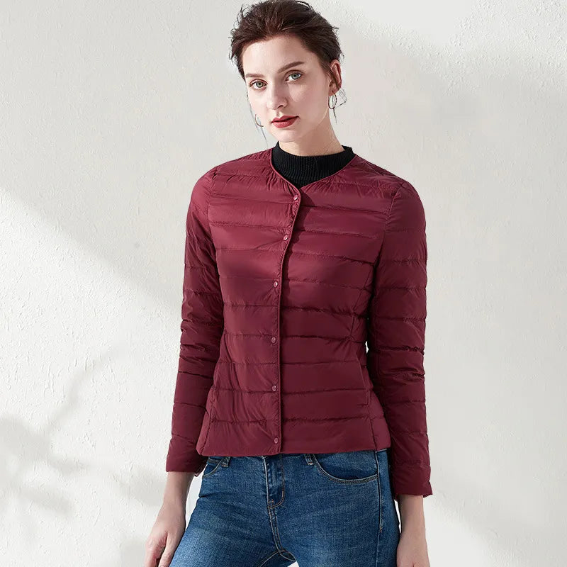 W&W Mode | Leichte, kragenlose und figurbetonte Steppjacke für Frauen