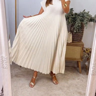Ärmelloses plissiertes Kleid