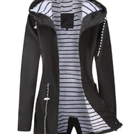 langer, wasserdichter, winddichter Sommermantel im sportlichen Stil