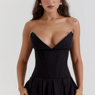 Trägerloses plissiertes Kleid mit V-Ausschnitt