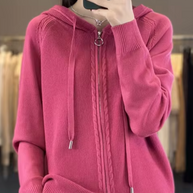 – Gestrickte Strickjacke mit Kapuze
