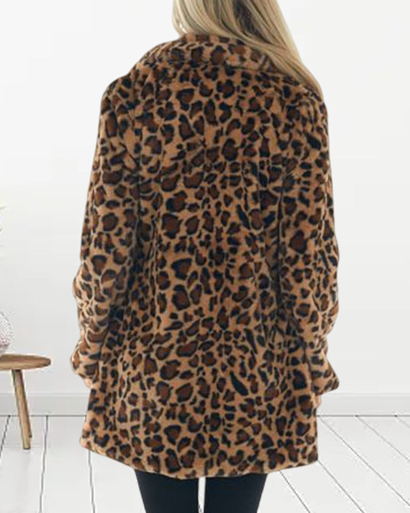 WildElegance: Plüschjacke mit Leopardenmuster