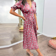 Kleid mit tiefem V-Ausschnitt und Polka Dots