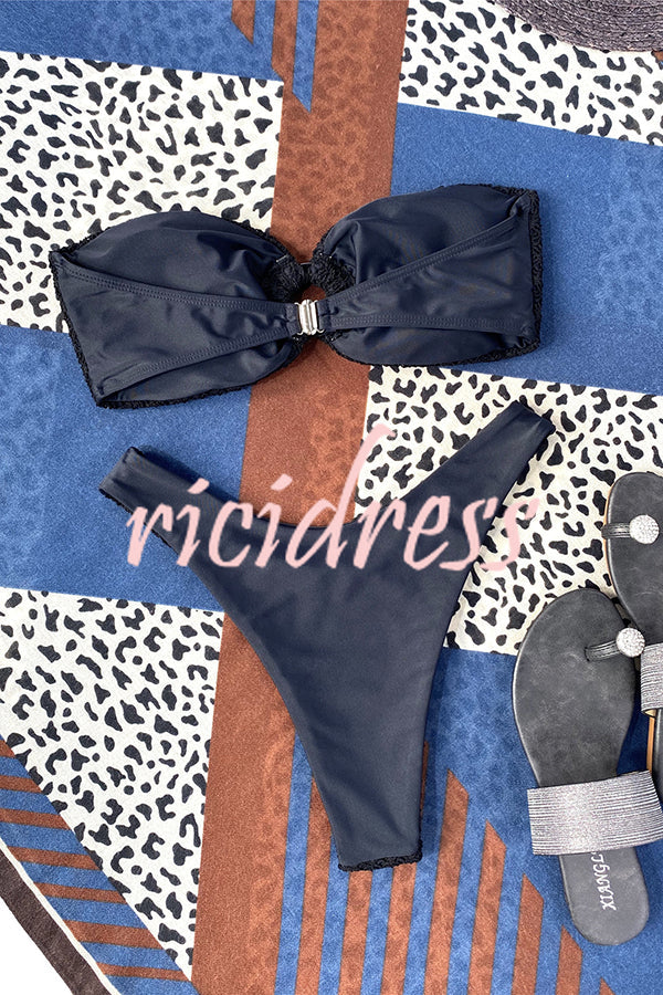 Figurbetonter Bandeau-Bikini mit Ringausschnitt