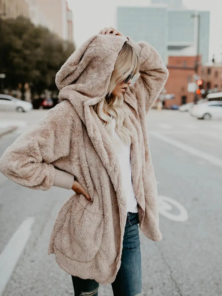 Flauschige Jacke mit Kapuze