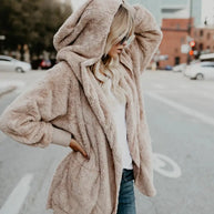 Flauschige Jacke mit Kapuze