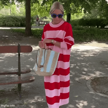 Damen-Strickkleid mit kontrastierendem Streifendruck