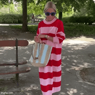 Damen-Strickkleid mit kontrastierendem Streifendruck