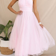 Feminines Sommerkleid mit fließendem Rock & eleganter Silhouette