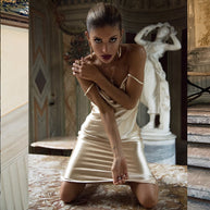 Damen Abendkleid mit elegantem Rückenausschnitt und schimmerndem Satin WW