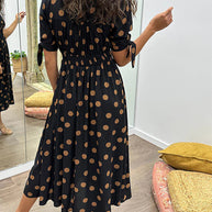 Kleid mit tiefem V-Ausschnitt und Polka Dots