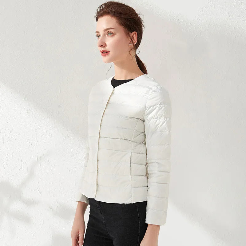 W&W Mode | Leichte, kragenlose und figurbetonte Steppjacke für Frauen