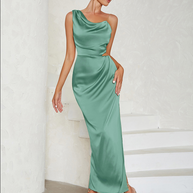 Asymmetrisches, figurbetontes Maxikleid mit hohem Schlitz | Grün