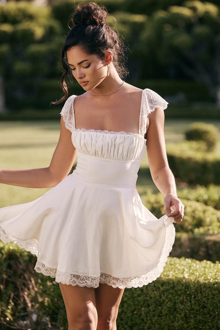W&W Mode | Kleid mit quadratischem Ausschnitt und Spitzenärmeln