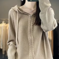 – Gestrickte Strickjacke mit Kapuze