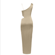 Asymmetrisches, figurbetontes Maxikleid mit hohem Schlitz | Braun