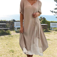 WW | Asymmetrisches Kleid mit kurzen Ärmeln und V-Ausschnitt