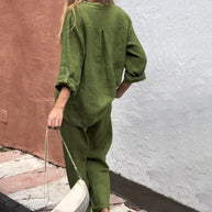 Hemd mit V-Ausschnitt und Hose aus Baumwolle