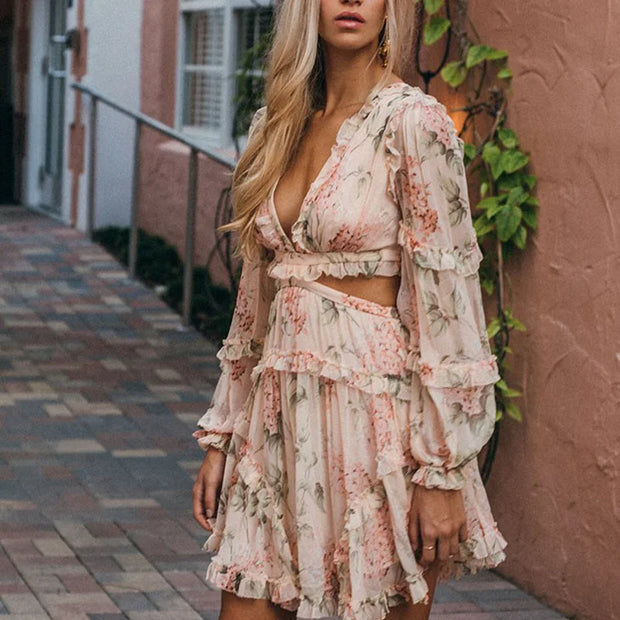 mit Ausschnitt an der Taille