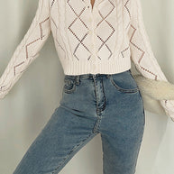 Gestricktes Top mit Ösenknöpfen