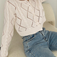 Gestricktes Top mit Ösenknöpfen