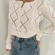 Gestricktes Top mit Ösenknöpfen