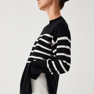 Großer Pullover mit Streifen