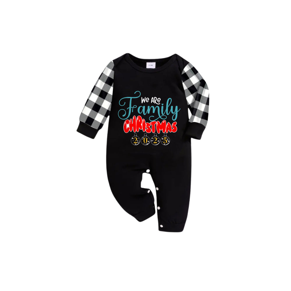 WW | Schwarz-weiß karierte Kurzarm-Weihnachtsschlafanzugset mit We are Family festlichem Schriftzug-Druck