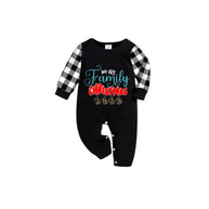 WW | Schwarz-weiß karierte Kurzarm-Weihnachtsschlafanzugset mit We are Family festlichem Schriftzug-Druck