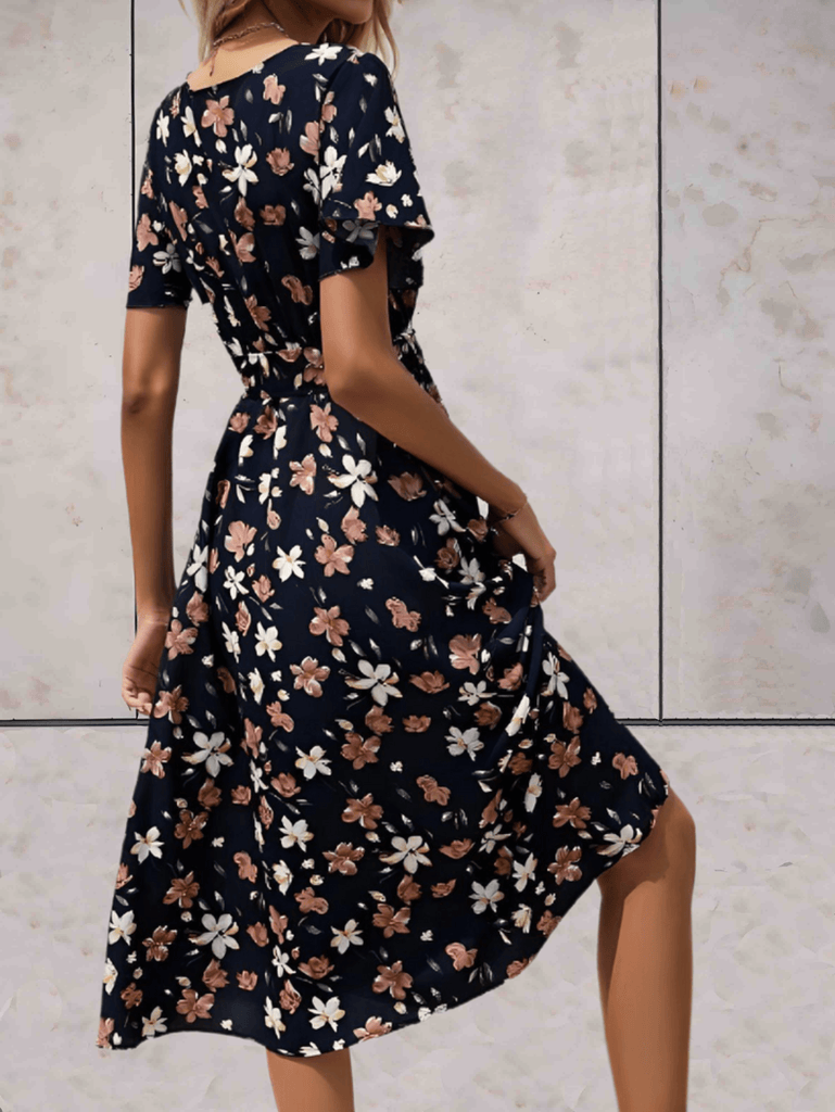 WW | Bella: Kleid mit V-Ausschnitt, Blumenmuster und Band Taille