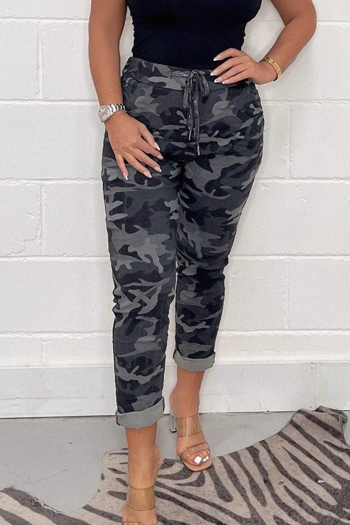 Damenhose mit Camouflage-Muster und regulärer Passform